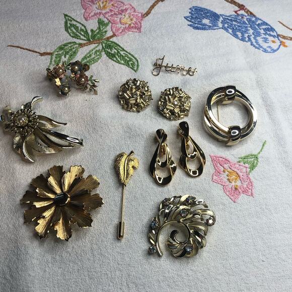VIntage lot of 9 Brooches Pins and clip on earrings Gold Tone - Picture 1 of 16